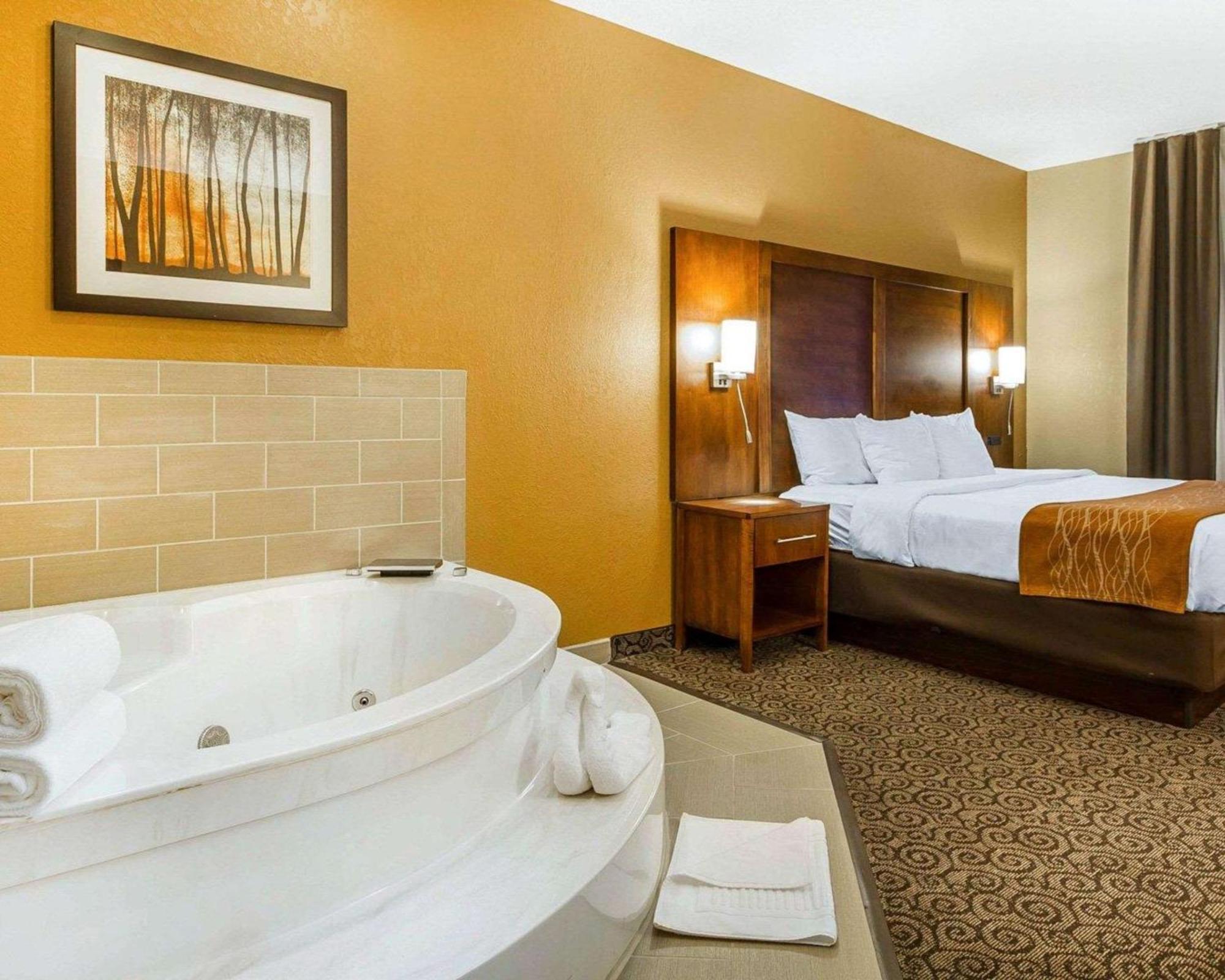 Comfort Suites Ramsey Bagian luar foto